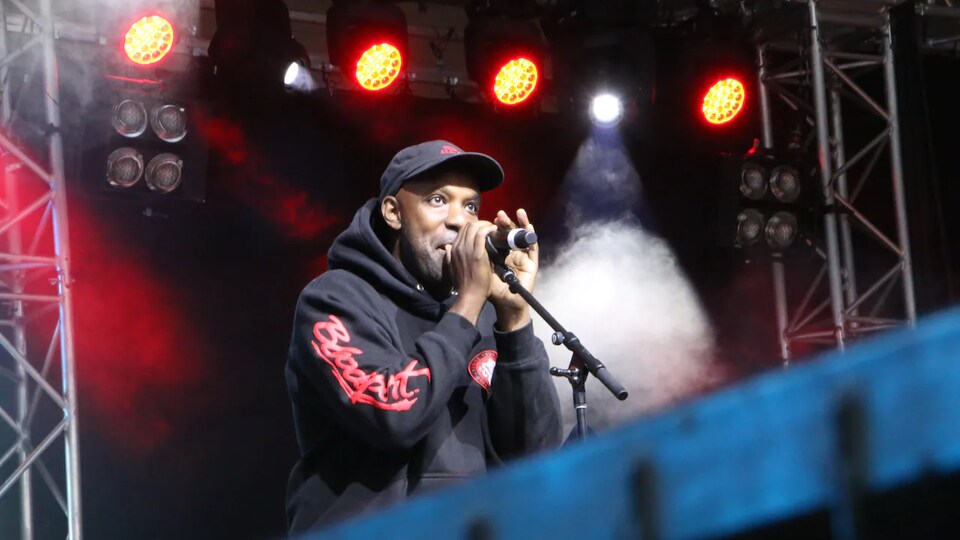 L'artiste Shad en prestation.