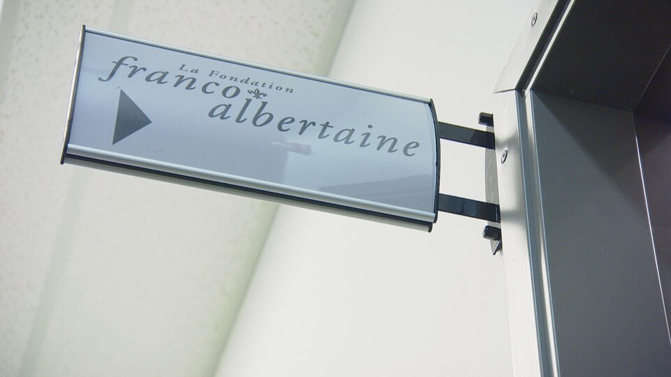 Panneau gris rattaché à une porte annonçant La Fondation franco albertaine. 