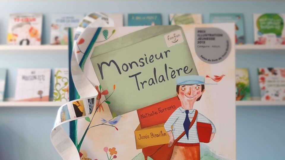 La couverture du livre « Monsieur Tralalère », des Éditions Fonfon, avec d'autres livres en arrière-plan.