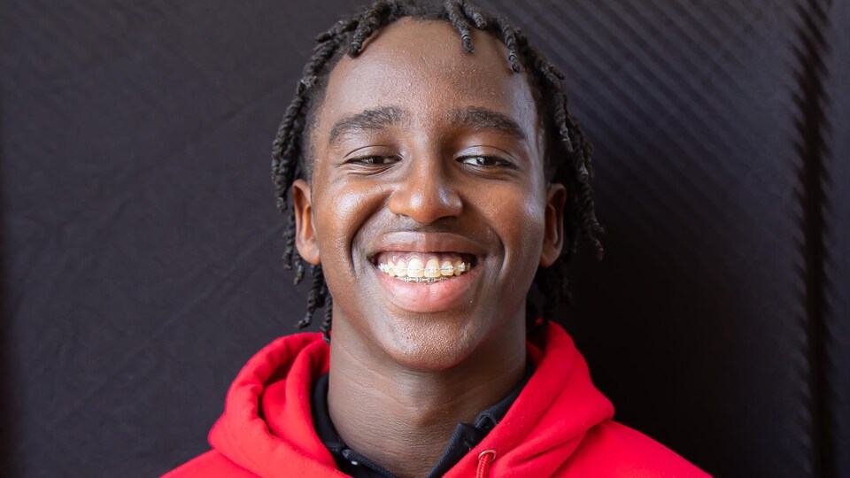 Fred Clovis Rugira, souriant, devant la caméra.