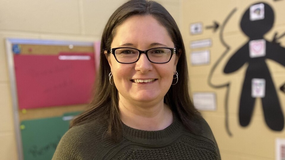 Isabelle Larabie, souriante, devant la caméra.