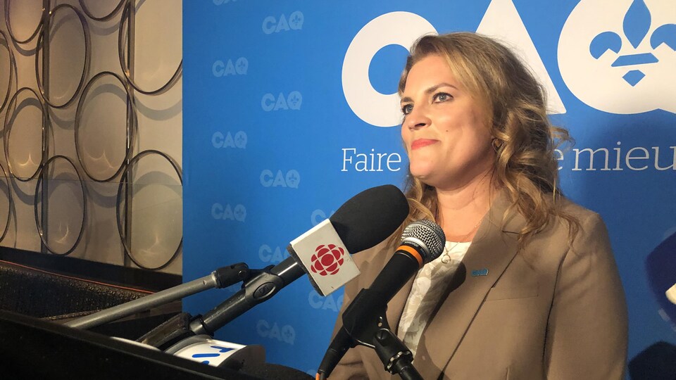 Geneviève Hébert au micro de Radio-Canada. 