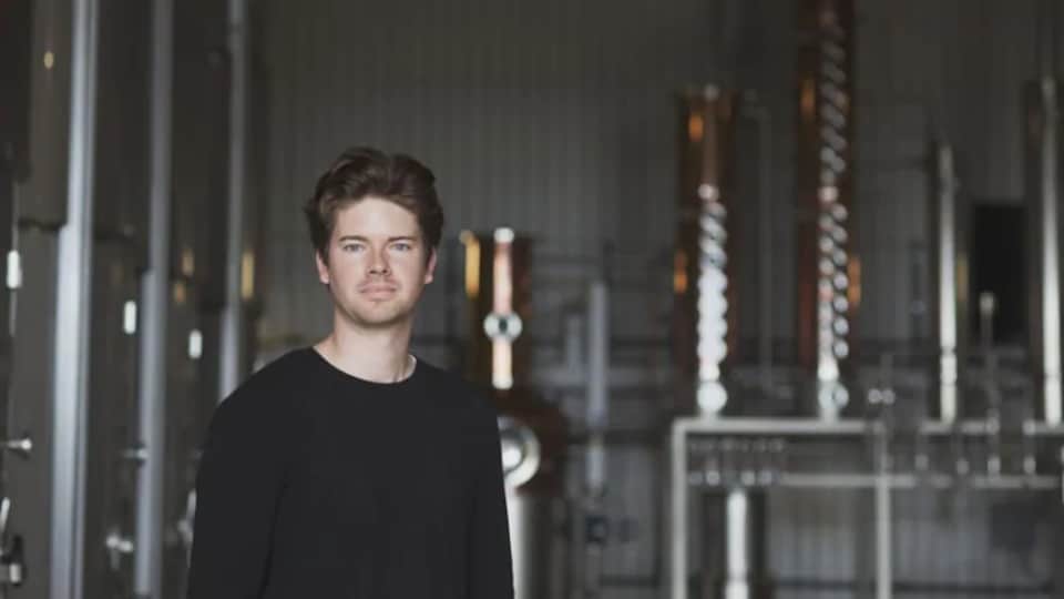Un homme dans une distillerie