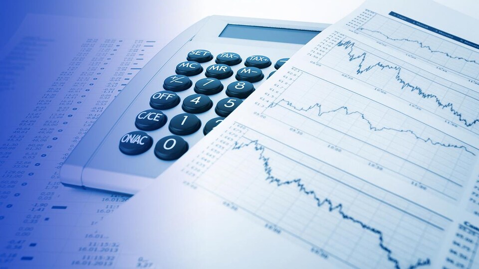 Une calculatrice et une feuille de calcul.