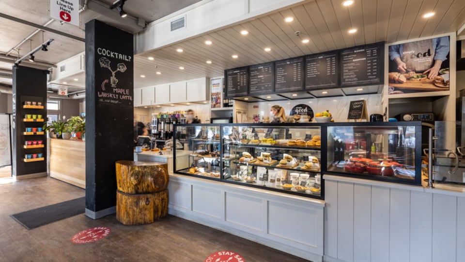 L'intérieur d'un commerce décontracté de Good Earth Coffeehouse.