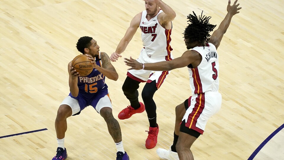 Trois joueurs de basketball, dont les deux nouveaux joueurs des Raptors de Toronto.