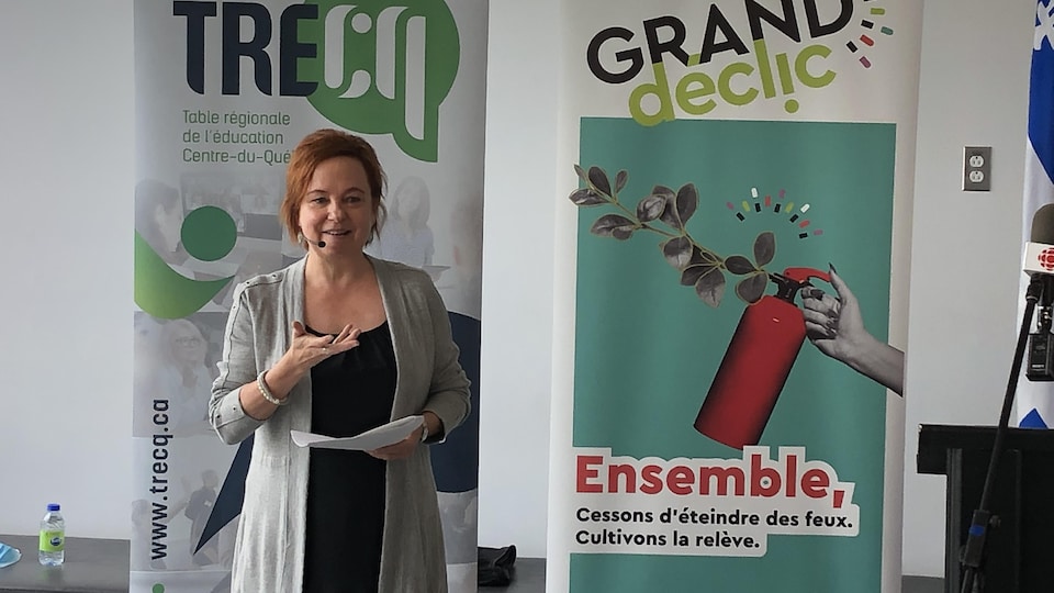 Caroline Dion devant une affiche qui indique « Grand déclic ».