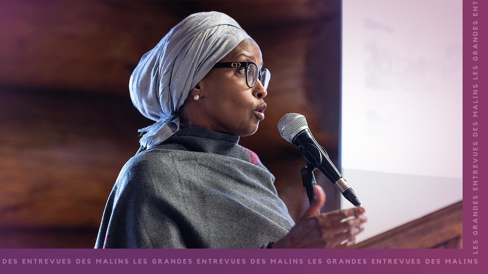 Roda Muse qui livre un discours.