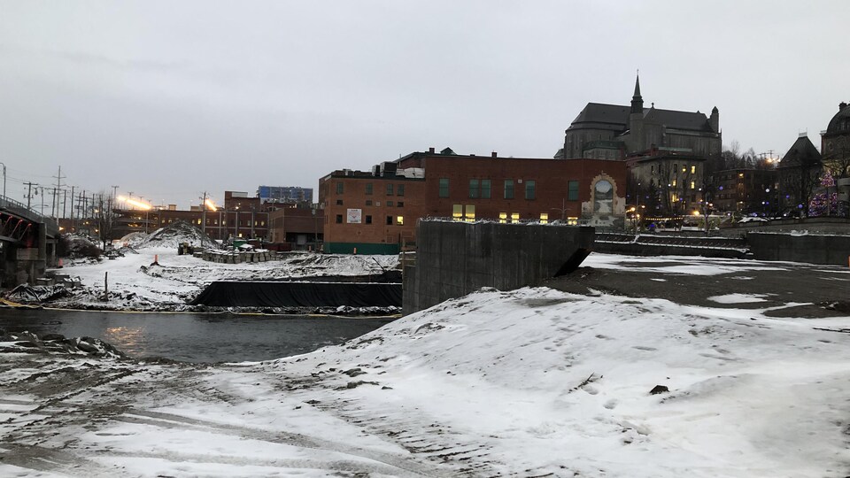 Le chantier du pont des Grandes-Fourches, dans le centre-ville de Sherbrooke, est désert.