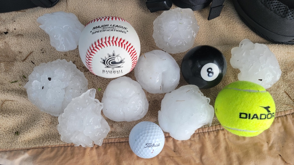 Des grêlons au milieu de balles de différentes tailles: baseball, billard, tennis et golf.