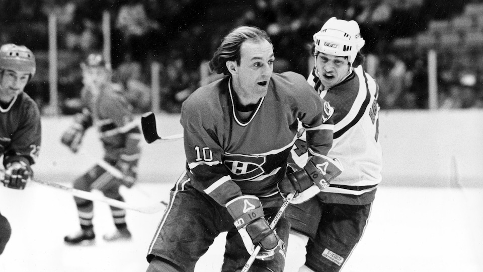 Guy Lafleur en action pendant un match de hockey en 1983.