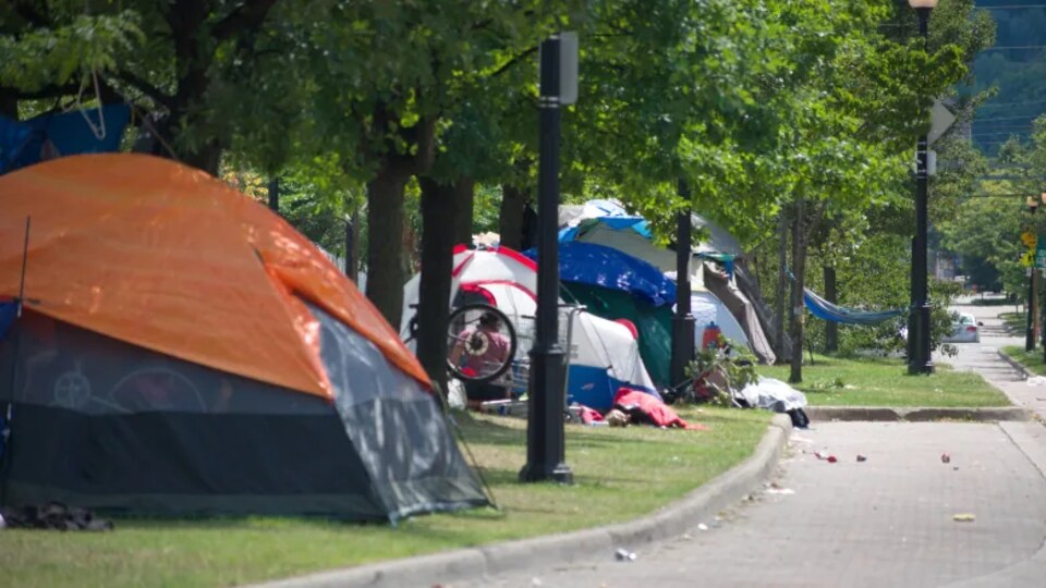 Plusieurs tentes dans un parc.