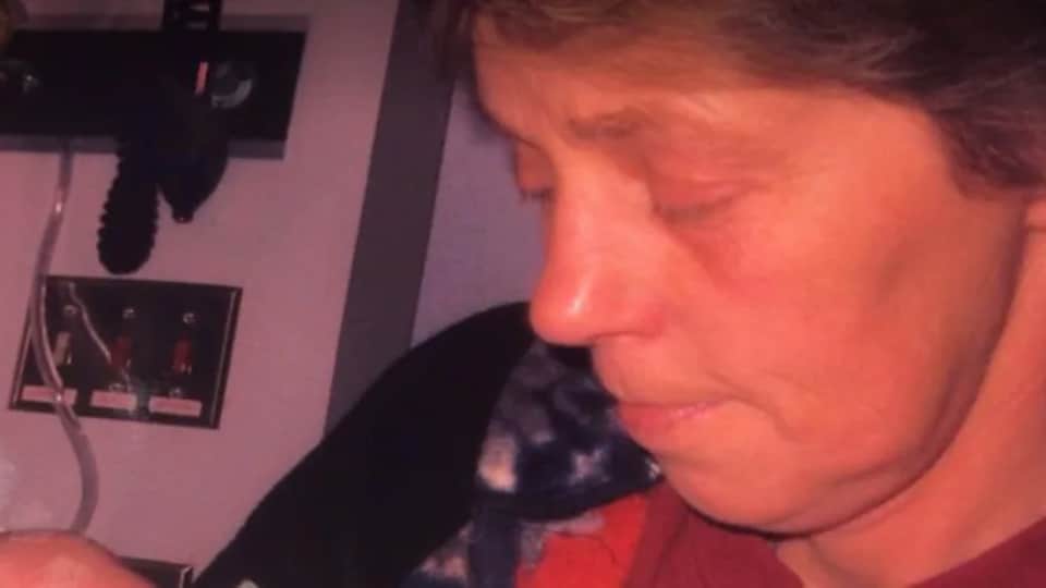 Helen Naslund sur une photo non datée avec un se ses petit-fils nouveau-né à l'hôpital.