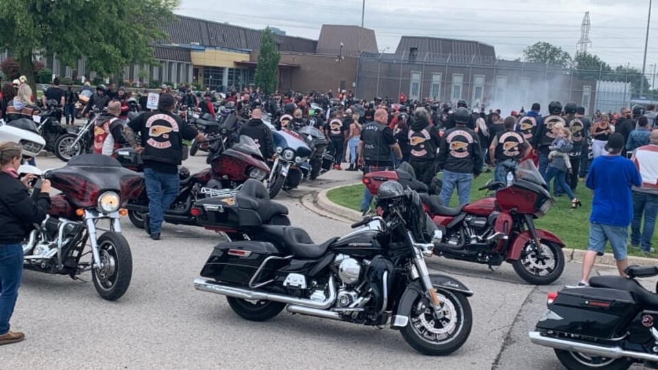 De nombreux motards devant l'entrée d'un centre de détention.