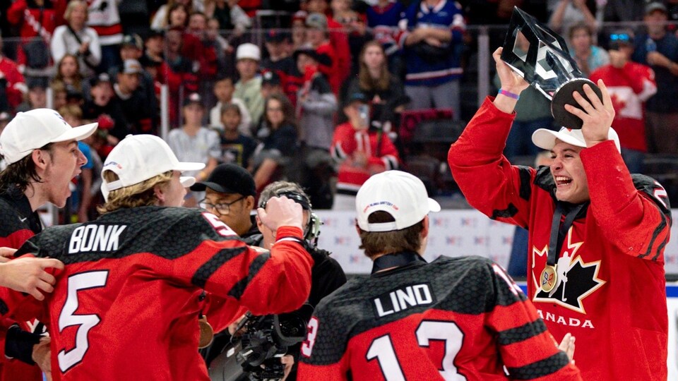 Les joueurs soulèvent la Coupe Hlinka-Gretzky.
