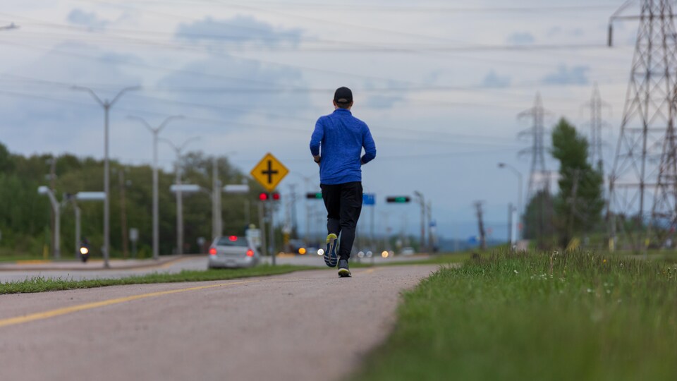 Un homme habillé en bleu fait de la course à pied à Arvida