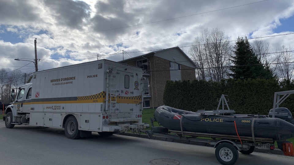 Une embarcation de la Sureté du Québec est attachée à un camion.