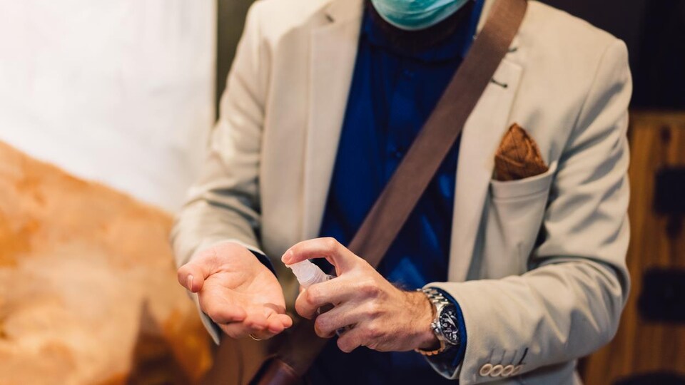 Un homme d'affaires se lave les mains