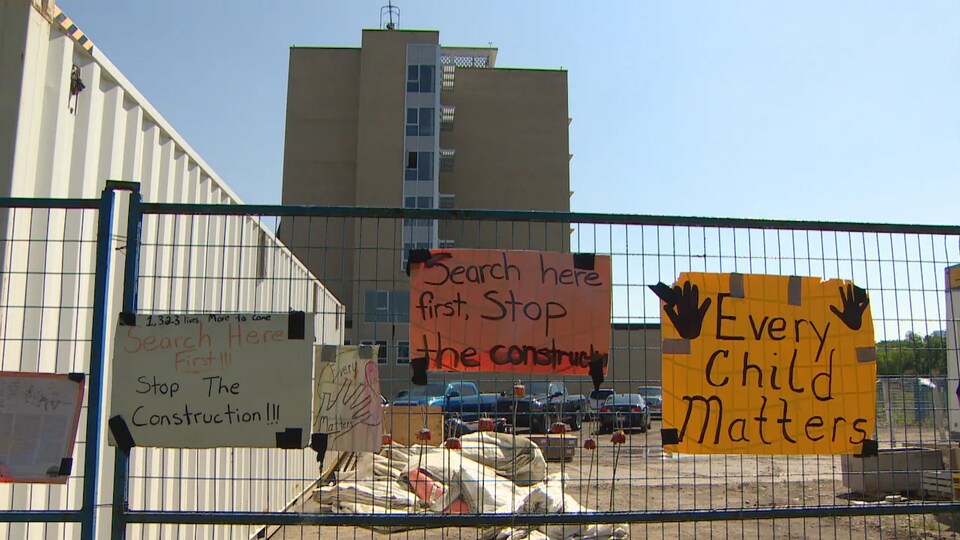 Une barrière devant le site de l'ancien hôpital Camsell demande la fin de la construction pour mener des fouilles.