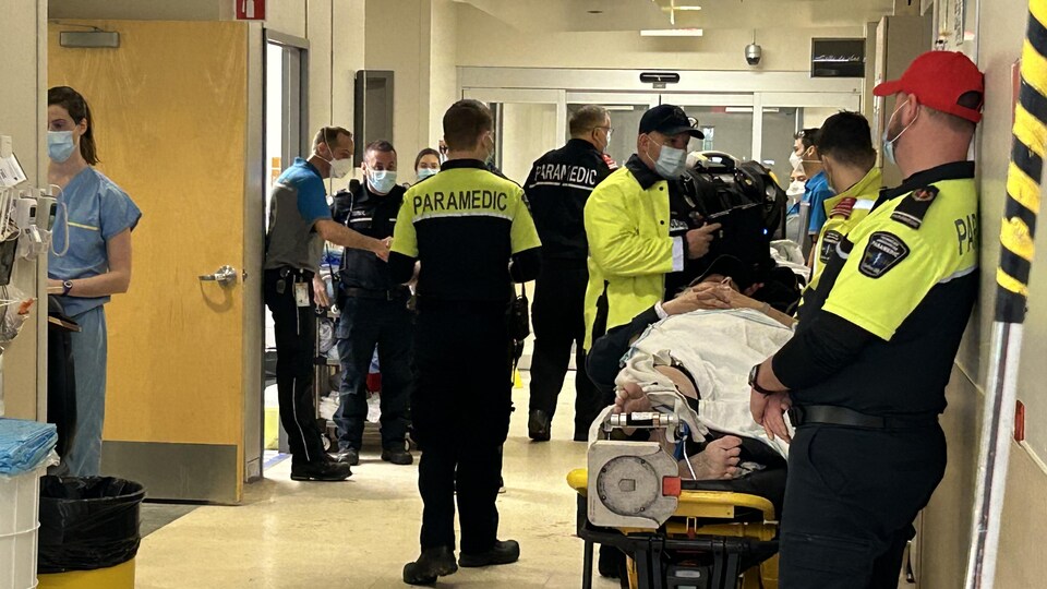 Des ambulanciers paramédicaux attendent la prise en charge de leurs patients par le personnel de l’urgence de Hull. 