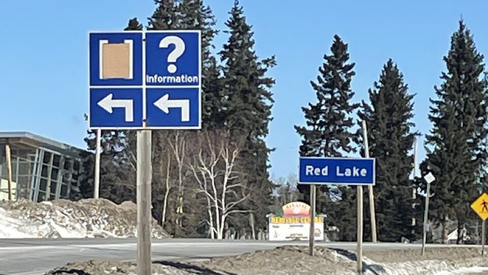 Des panneaux de signalisation.