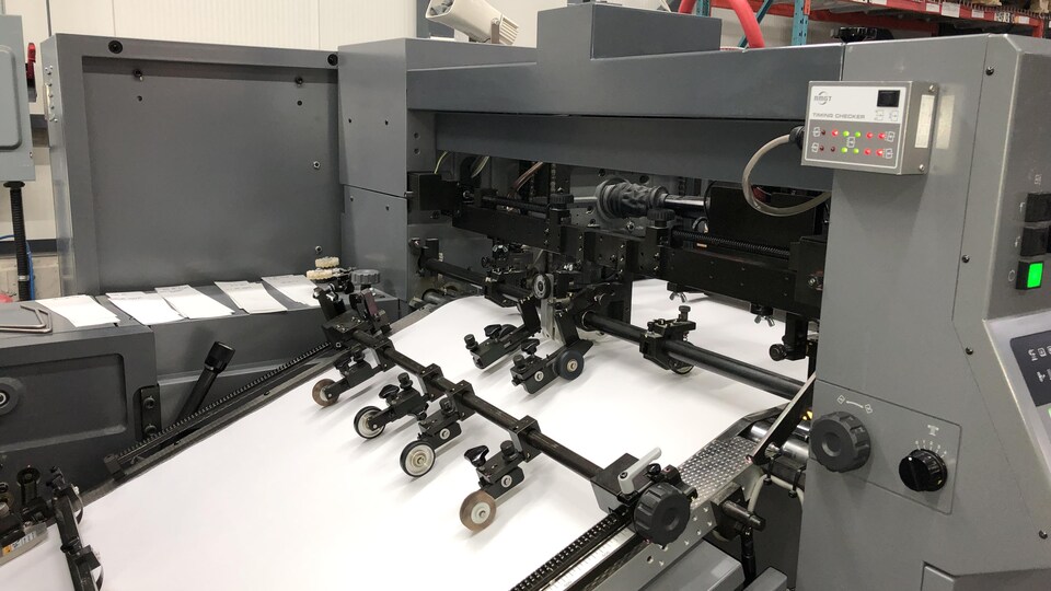 Une presse d'imprimerie industrielle. 