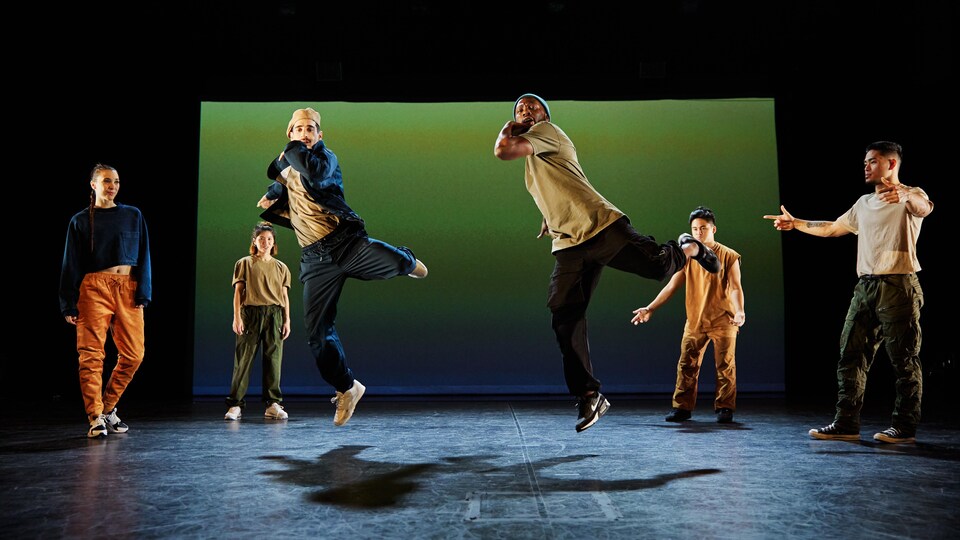 Un groupe de danseurs en performance sur une scène.