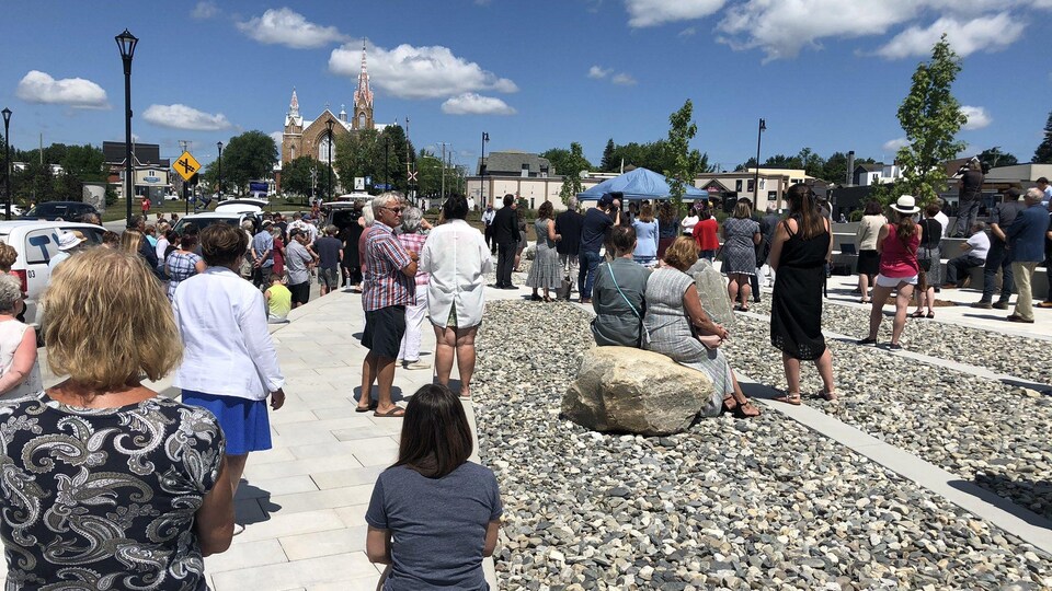Des personnes sont rassemblées pour l'inauguration de l'Espace mémoire à Lac-Mégantic.