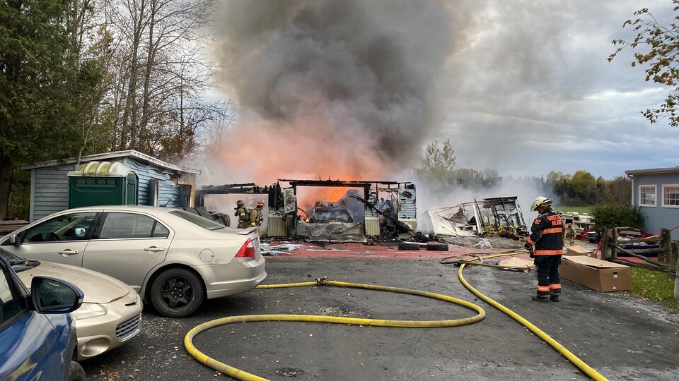 Au moins trois pompiers tentent d'éteindre un important feu à Brompton.