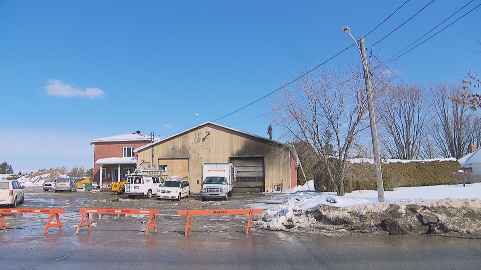Le garage municipal de Danville porte d'importantes marques de fumée, surtout sur l'une de ses portes.