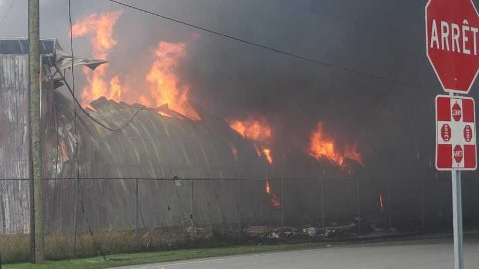 L'ancien séchoir de l'usine de Shermag en flammes.