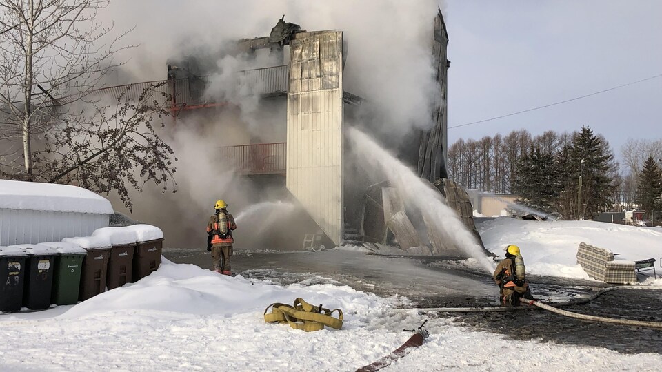 Des pompiers de Drummondville combattent un incendie.