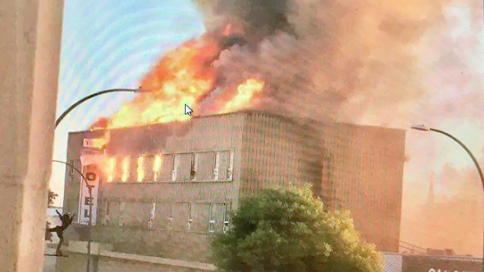 Images de l'hôtel Town Centre de Le Pas, au Manitoba, en train d'être détruit par les flammes.