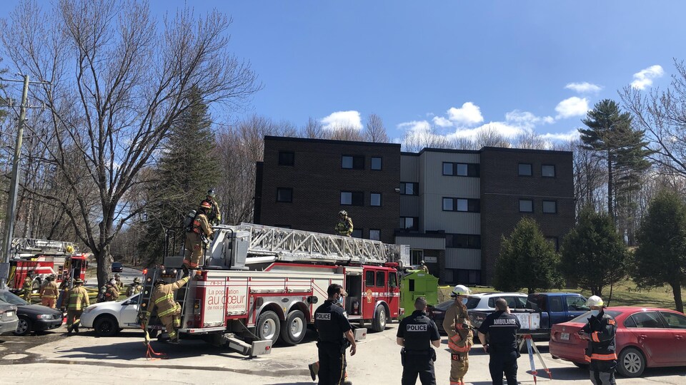 Une dizaine de pompiers travaillent devant une résidence étudiante.