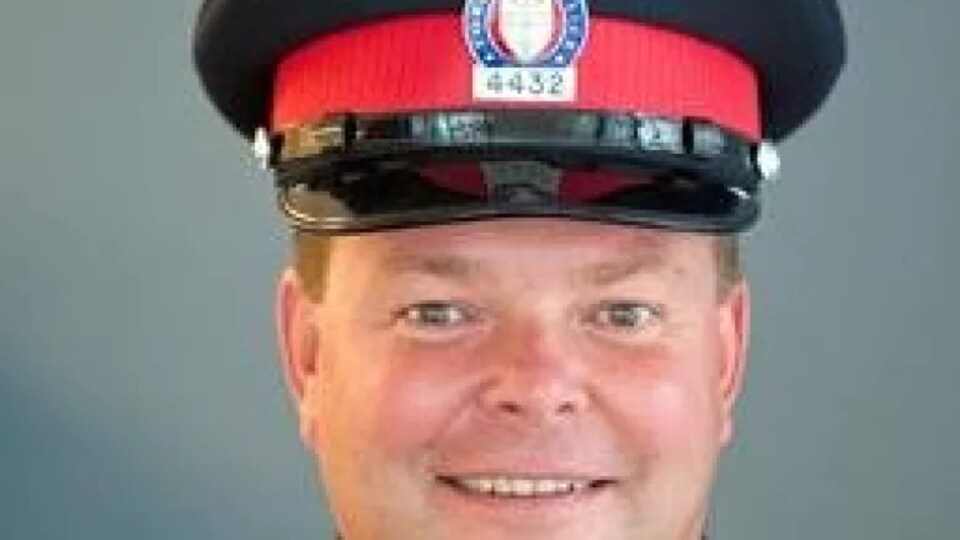 Gros plan de Chris Boddy en uniforme.