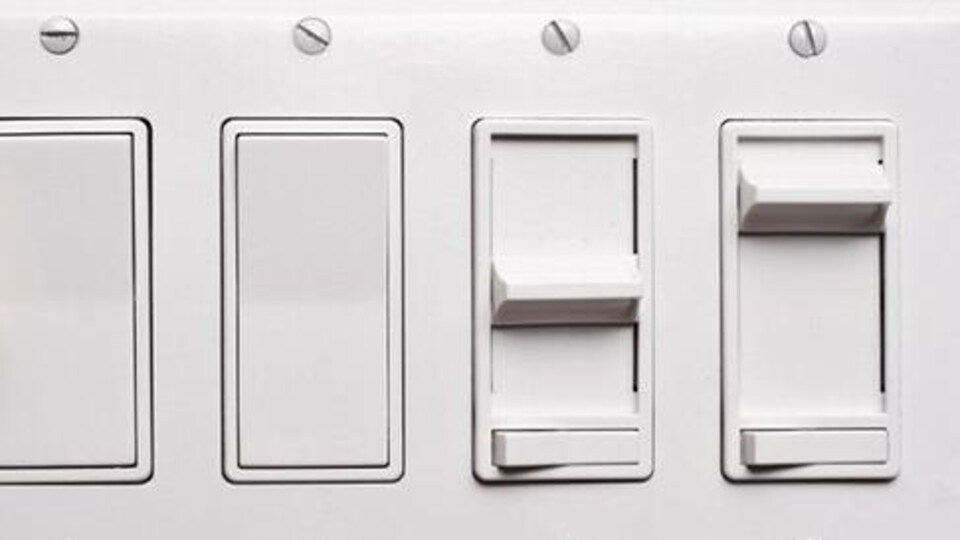 Des interrupteurs électriques.