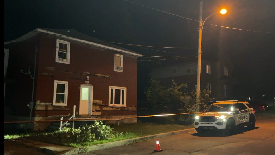 Une voiture du SPVG devant le 171, rue Baribeau.