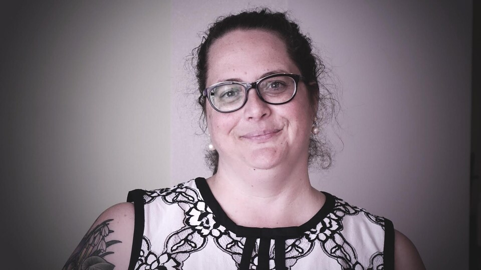 Isabelle N.Miron est souriante.