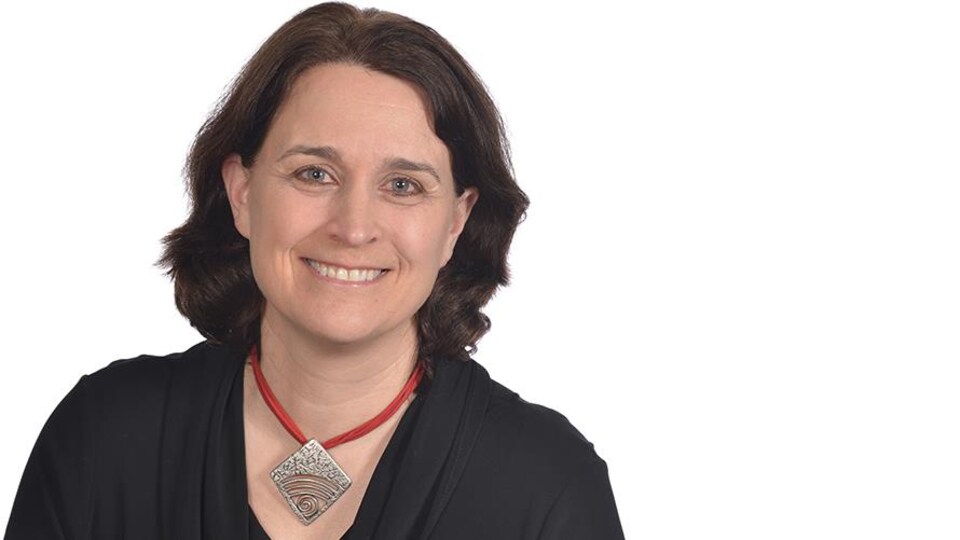 Isabelle Samson sourit à la caméra. 