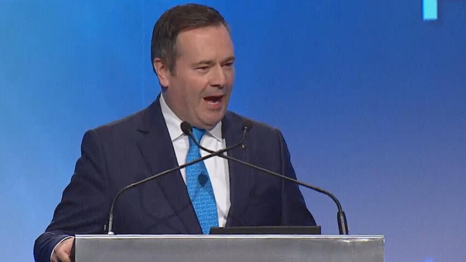 Un homme parle au podium.