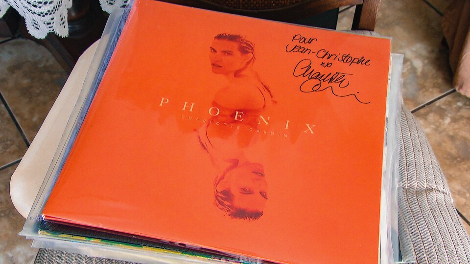 La pochette de l'album «Phoenix» de Charlotte Cardin, autographiée par l'artiste.