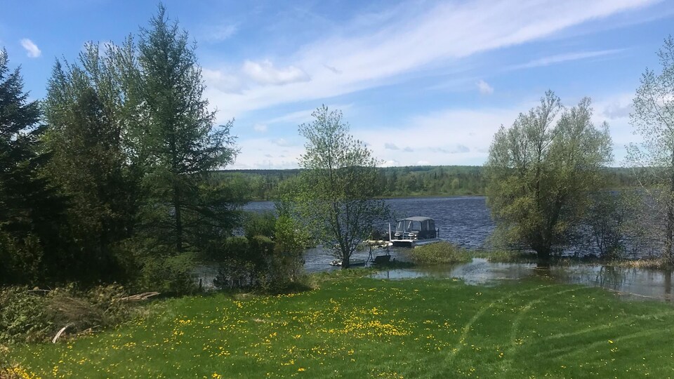 Une partie du lac envahit le terrain de M. Bourgault.