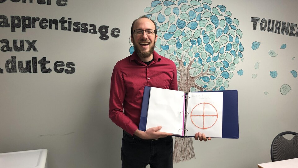 Un professeur adapte un cours pour son étudiant nonvoyant et reçoit