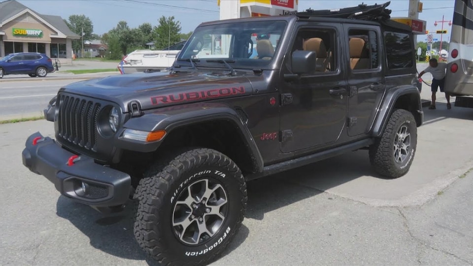 Un Jeep Wrangler Rubicon noir.