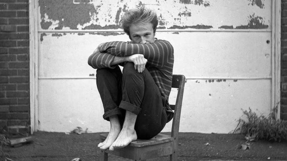 Jeremy Lachance assis sur une chaise.