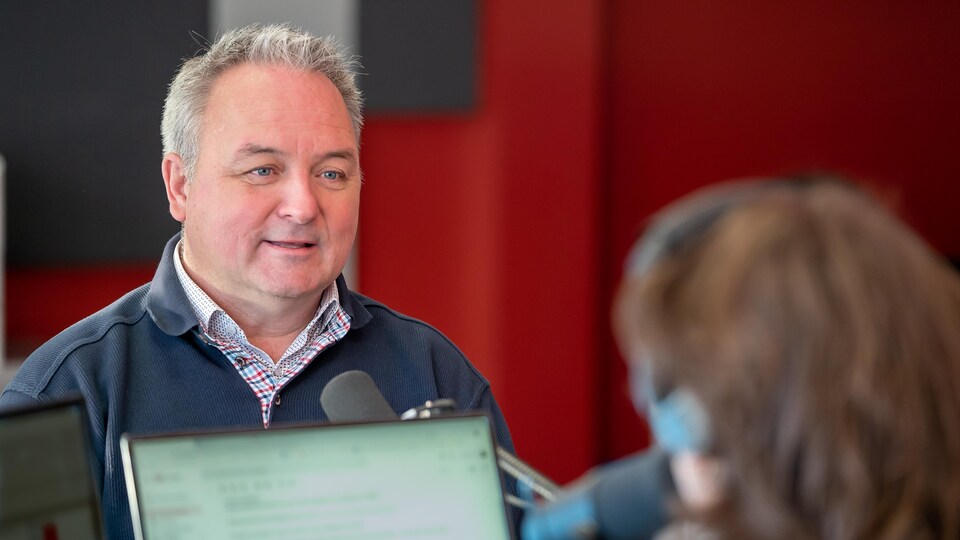 Le maire de Matane, Jérôme Landry en entrevue au studio de Radio-Canada-Gaspésie-les-Iles-de-la-Madeleine.