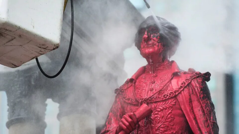 Une statue de John A. Macdonald à Montréal est nettoyée après avoir été vandalisée.