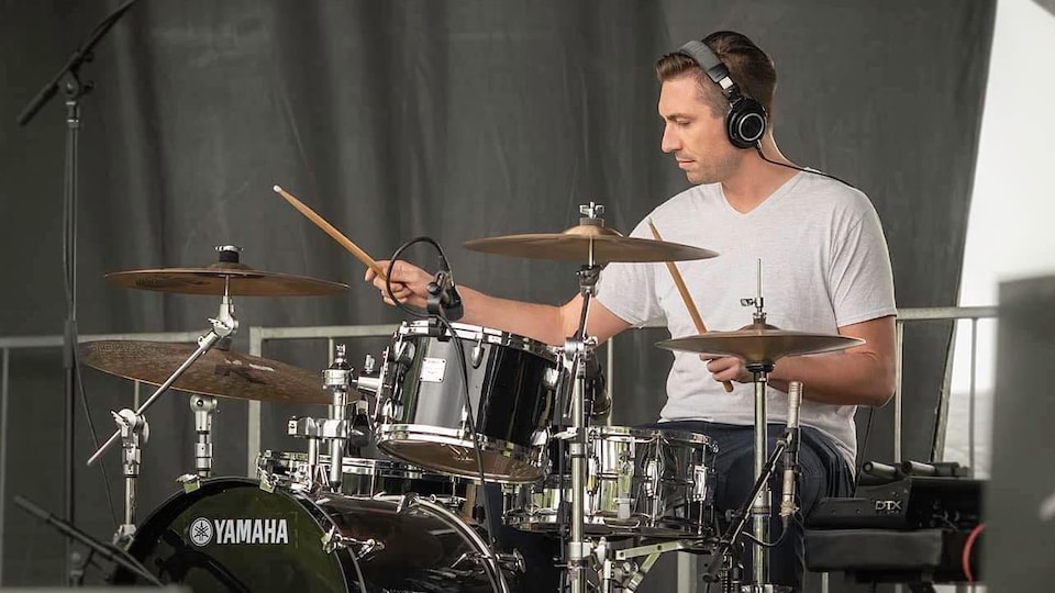 Jordan Perry joue de la batterie lors du Festival Jazz à Saskatoon.