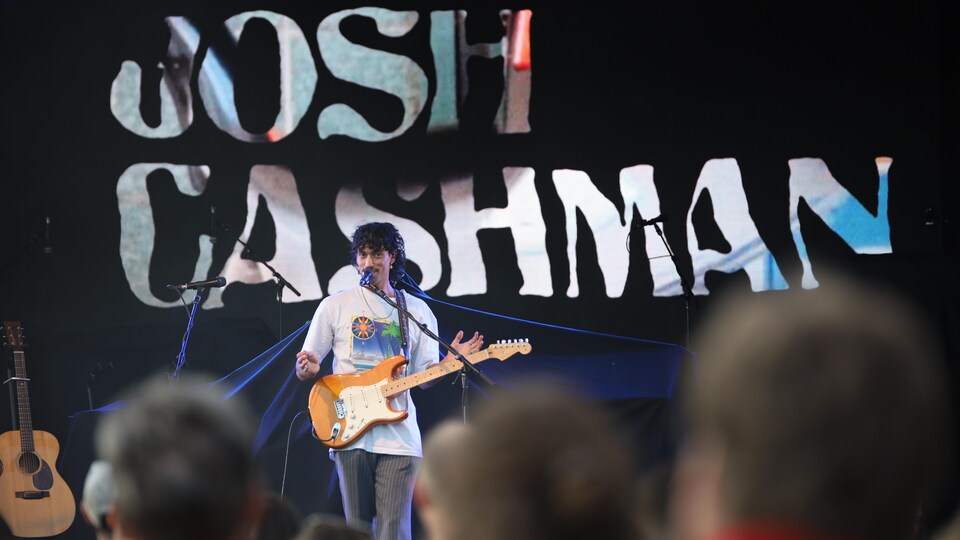 Josh Cashman sur une scène. 