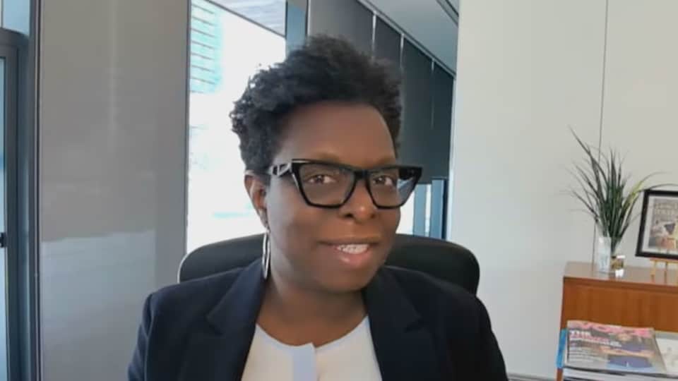 Karen Brown en entrevue vidéo.